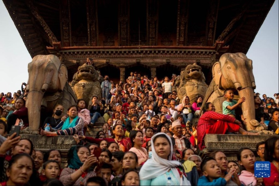 4月10日，人们聚集在尼泊尔中部加德满都谷地的巴克塔普尔观看传统的新年庆典。新华社发（苏拉韦·什雷斯塔摄）