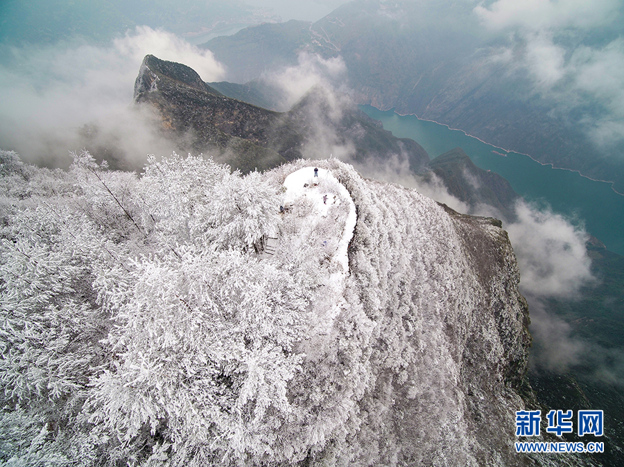 长江三峡迎春雪 绿水青山换雪装