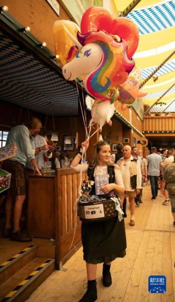 9月16日，工作人员在德国慕尼黑啤酒节上售卖气球。新华社记者 张帆 摄