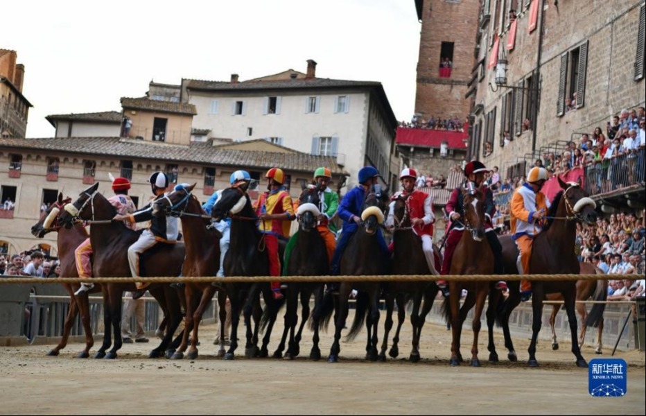 8月15日，骑手在意大利锡耶纳田野广场上参加赛马节热身赛。新华社记者 金马梦妮 摄