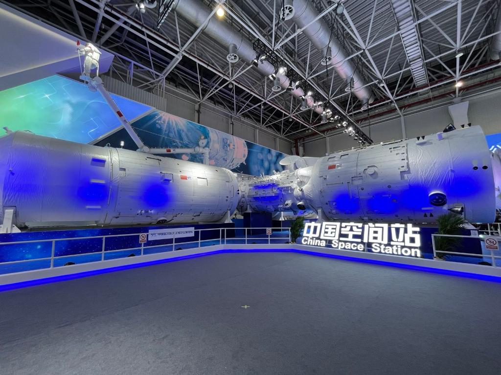 中国空间站组合体展示舱亮相中国航展