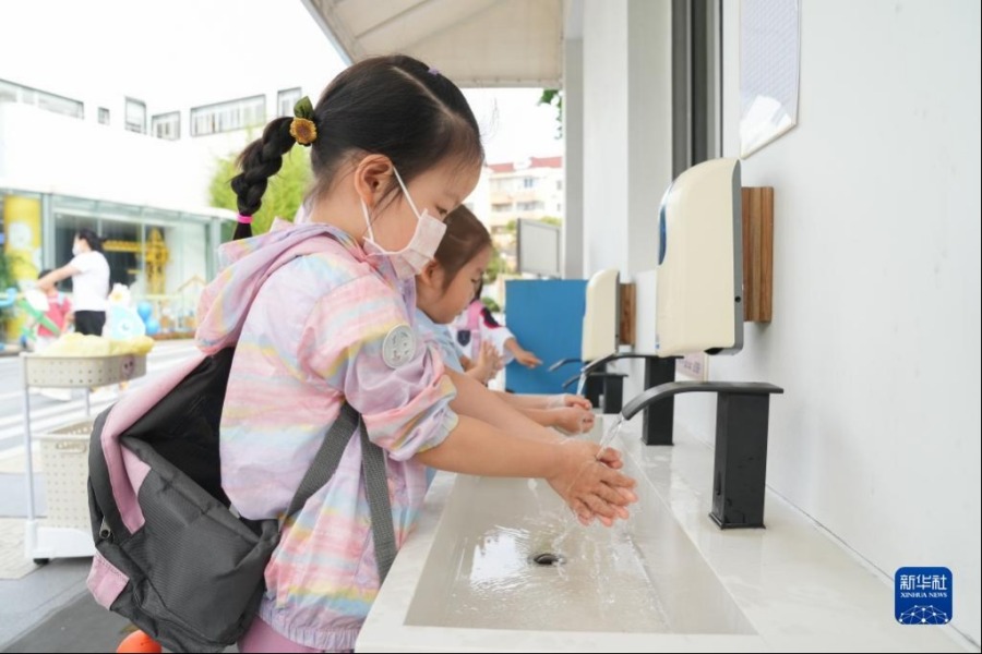 9月1日，在上海市徐汇区科技幼儿园，孩子们在水池前洗手。