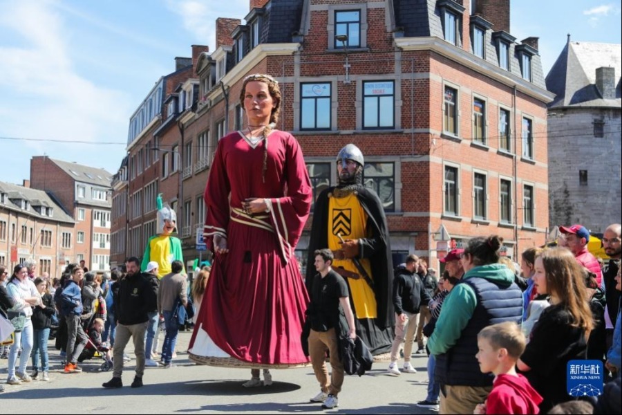4月15日，装扮成“巨人”的演员在比利时那慕尔市传统民俗日活动上为观众表演。新华社记者 郑焕松 摄