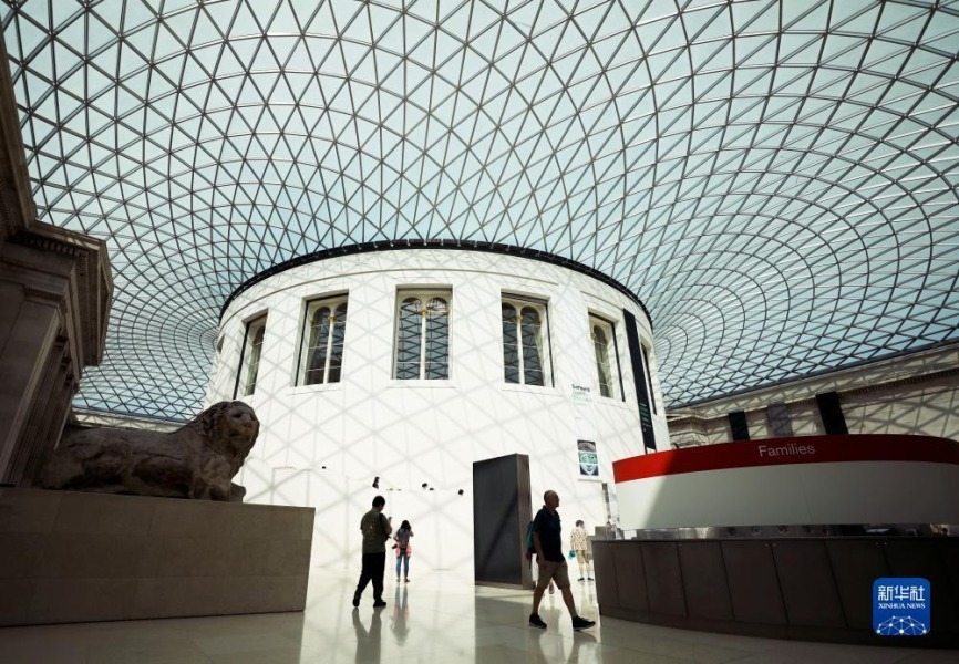 9月7日，人们在英国伦敦大英博物馆中参观游览。新华社记者 李颖 摄