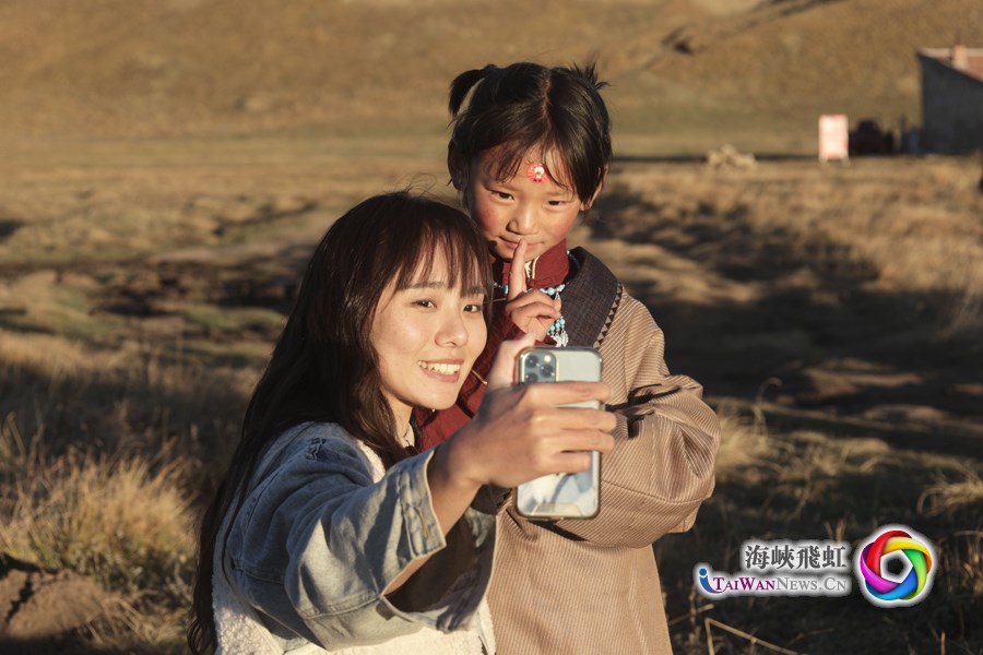 台湾青年和藏族儿童合影（摄影：杨尚奇）