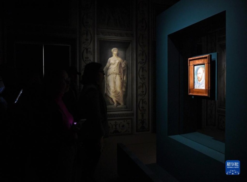 10月13日，在意大利罗马，观众在展览上观看梵高的画作《自画像》。新华社记者 金马梦妮 摄