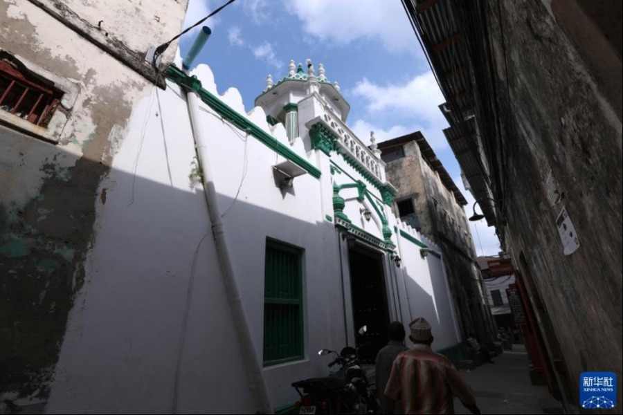 这是2月23日在桑给巴尔石头城拍摄的清真寺（左）。新华社记者 董江辉 摄
