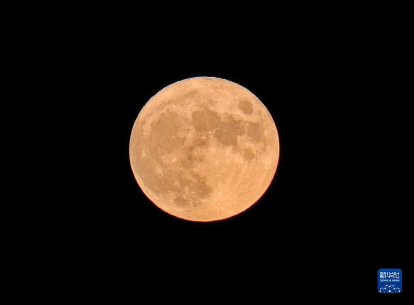 9月10日在河北省秦皇岛市海港区拍摄的月亮。新华社发（曹建雄 摄）