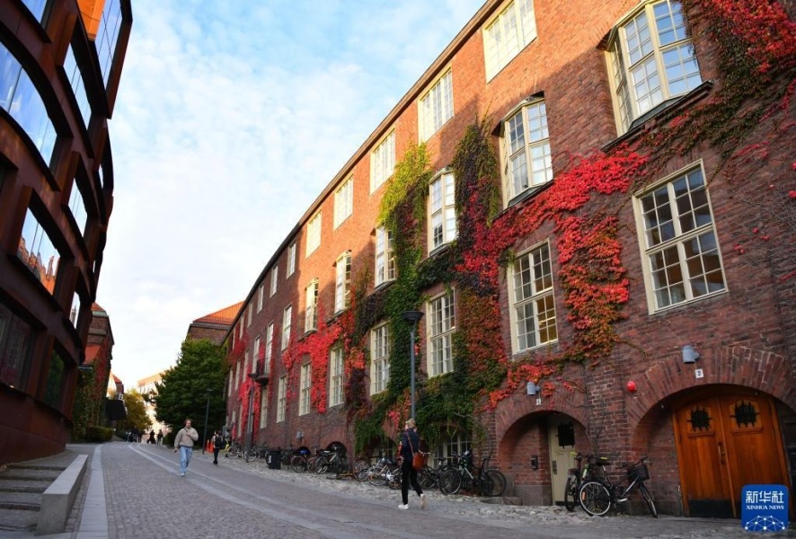 10月7日，人们行走在瑞典斯德哥尔摩的瑞典皇家理工学院内。新华社记者 任鹏飞 摄