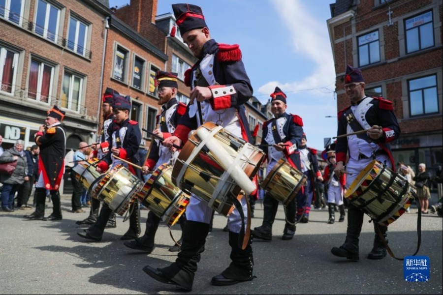 4月15日，身着古装的乐队在比利时那慕尔市传统民俗日活动上行进。新华社记者 郑焕松 摄