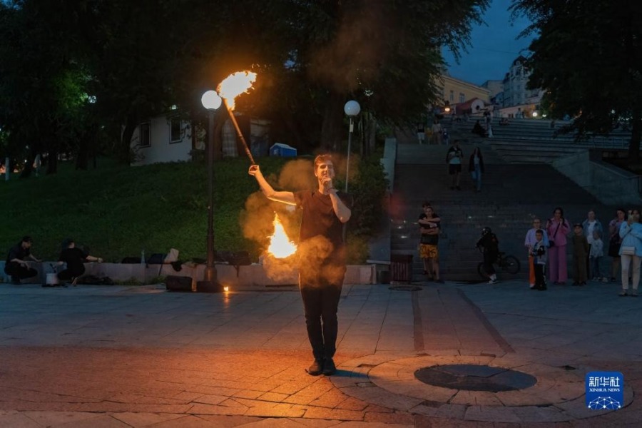 8月16日，一名男子在俄罗斯远东城市符拉迪沃斯托克阿穆尔湾的广场上表演火艺。新华社发（郭飞洲摄）