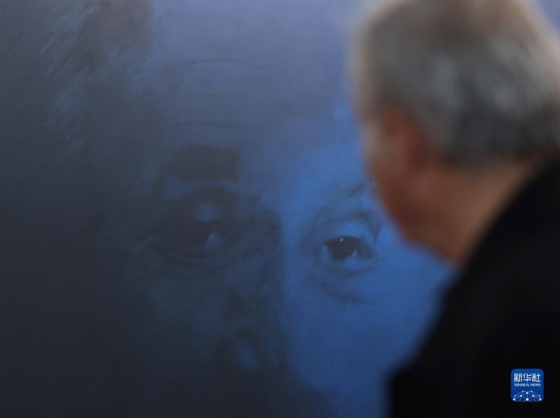 2月16日，一名男子在法国巴黎临时大皇宫举行的ART CAPITAL艺术展上参观。新华社记者 高静 摄