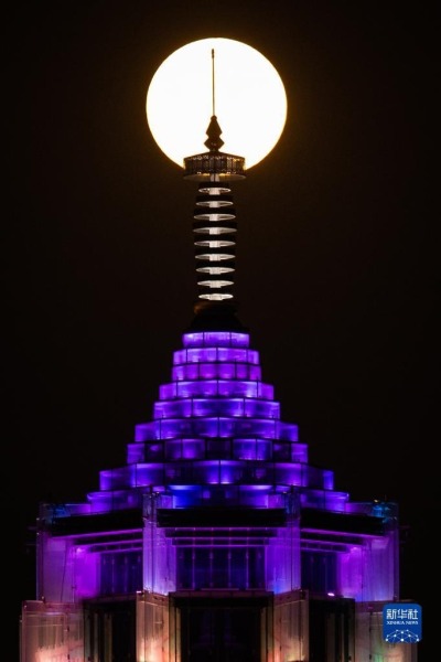 9月10日，圆月与江苏南京大报恩塔相映成景。新华社发（苏阳 摄）