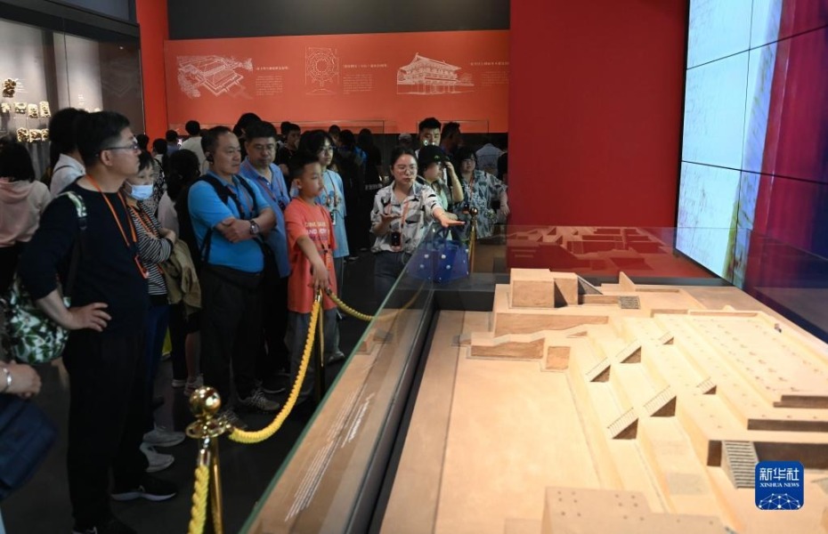5月11日，游客在陕西历史博物馆参观。新华社记者 李一博 摄
