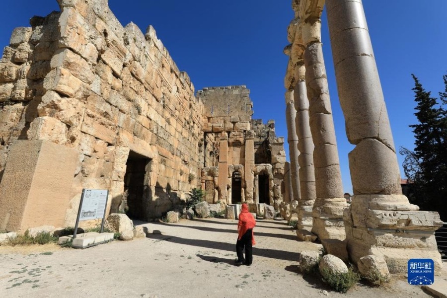 7月26日，游客游览黎巴嫩巴勒贝克神殿建筑群遗址。新华社记者 刘宗亚 摄