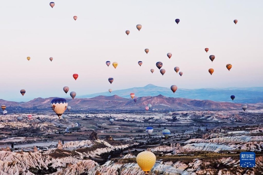 这是10月8日在土耳其卡帕多基亚拍摄的热气球（手机照片）。新华社记者 李木子 摄