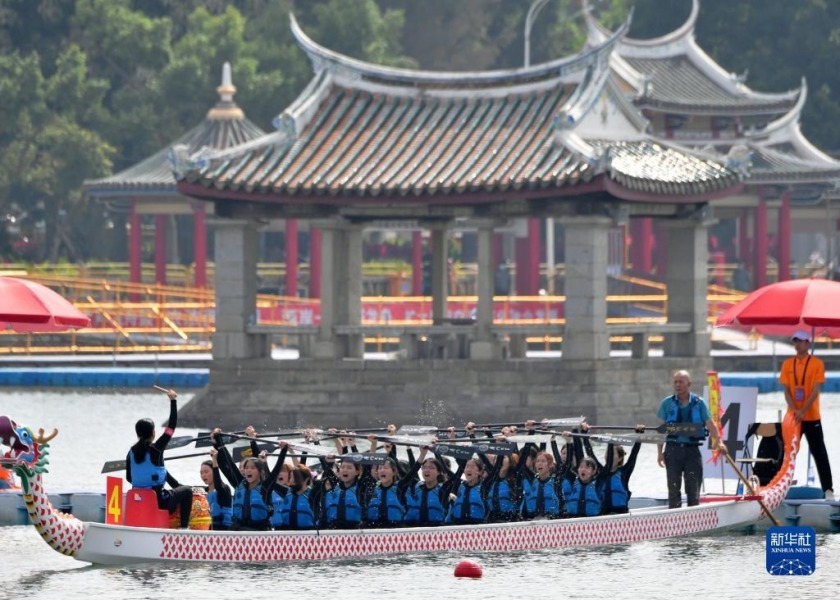 6月3日，在“龙腾虎跃”2022海峡两岸龙舟赛女子组决赛现场，选手们在出发前举桨鼓劲。新华社记者 魏培全 摄