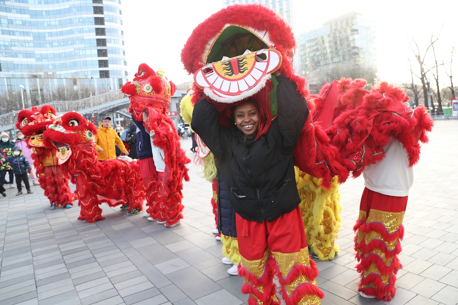北京：中外友人舞狮迎新春