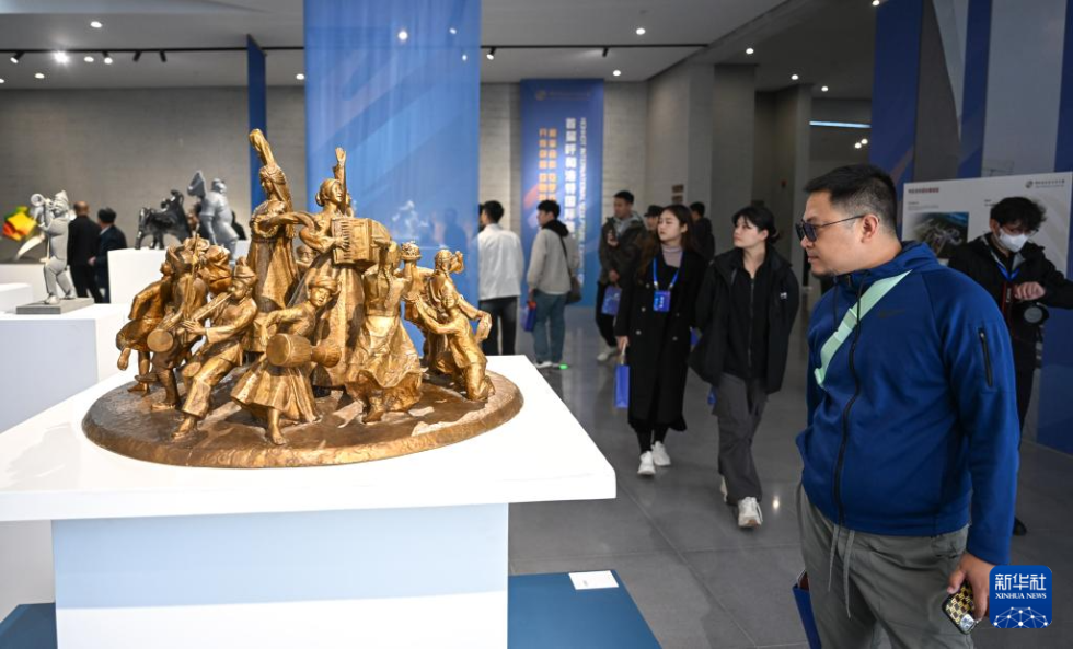 10月14日，观众在首届呼和浩特国际雕塑艺术展上观赏雕塑作品。