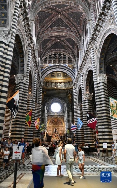 8月15日，游客在意大利锡耶纳主教座堂内参观。新华社记者 金马梦妮 摄