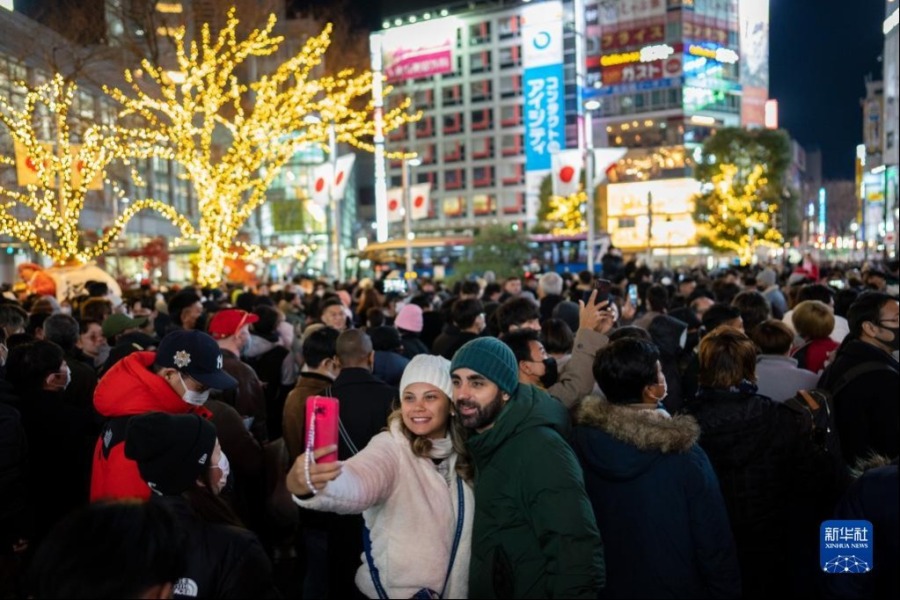 2022年12月31日，人们在东京涩谷迎接新年到来。新华社记者 张笑宇 摄