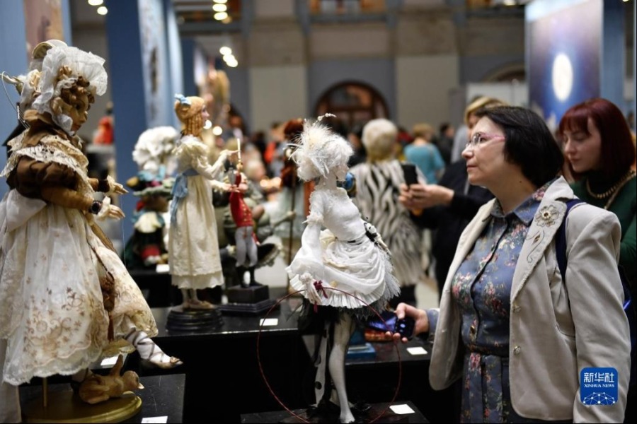 12月10日，参观者在俄罗斯莫斯科玩偶艺术展上观看展品。新华社发（亚历山大摄）