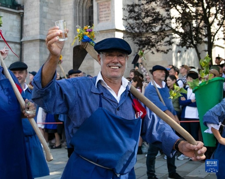9月16日，一名男子参加德国慕尼黑啤酒节开幕大游行。新华社记者 张帆 摄