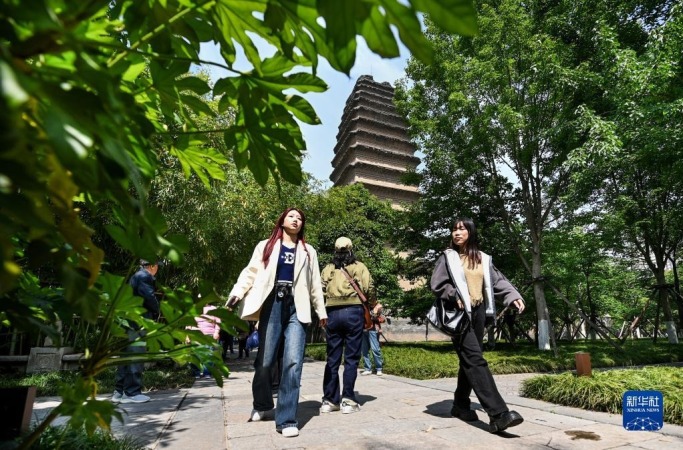 游客在西安荐福寺内参观游览（5月8日摄）。新华社发（邹竞一 摄）