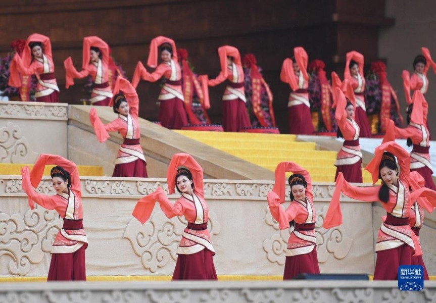 4月22日，演员在癸卯年黄帝故里拜祖大典上表演。新华社记者 张浩然 摄