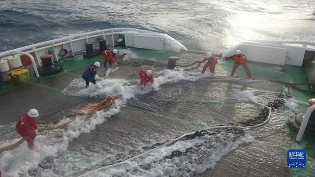 外籍货船在南海突发故障，我国专业救助船出动成功救助21人