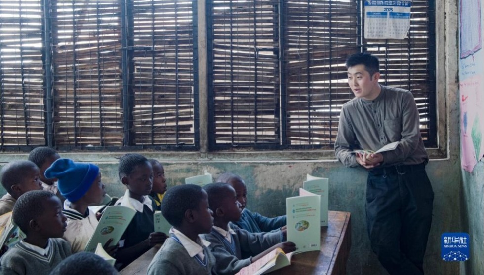 4月19日，在肯尼亚内罗毕马萨雷贫民区的一所小学，刘宜孟翰为孩子们讲解书本内容。新华社记者 李亚辉 摄