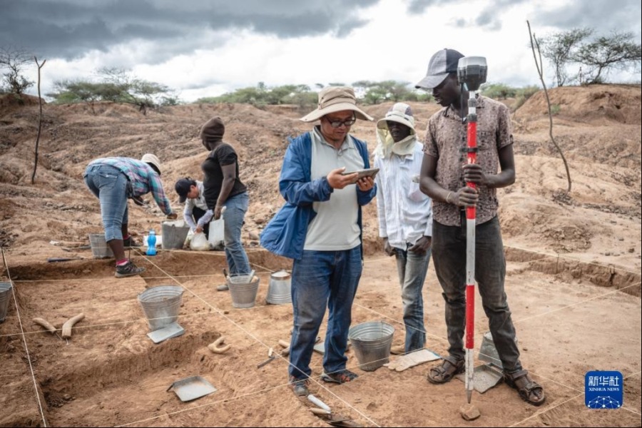 11月3日，中肯联合考古队队员顾雪军（右三）在位于肯尼亚巴林戈郡马里加特镇的考古现场测量石器坐标位置。新华社记者 王冠森 摄