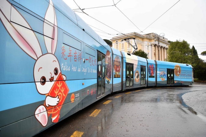 1月17日，兔年春节主题电车行驶在意大利罗马街头。