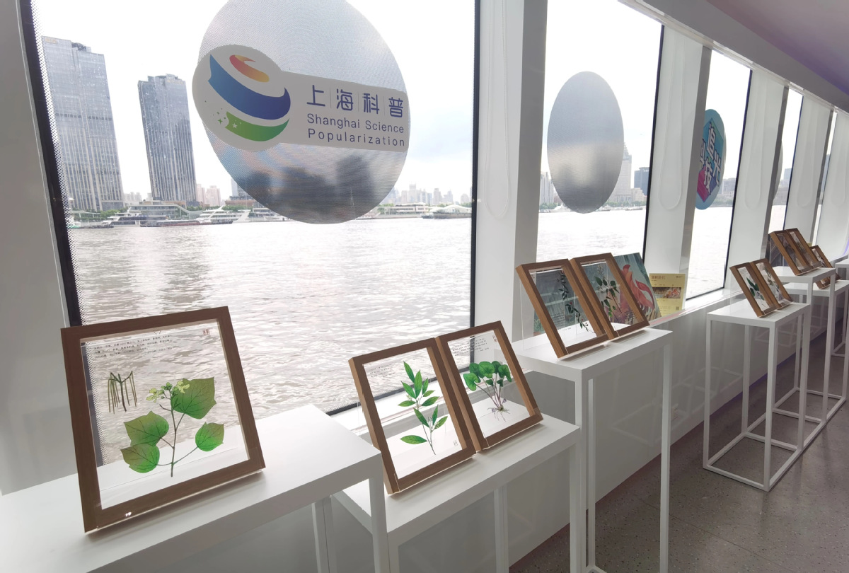 上海浦江游览推出“科技感”主题游船