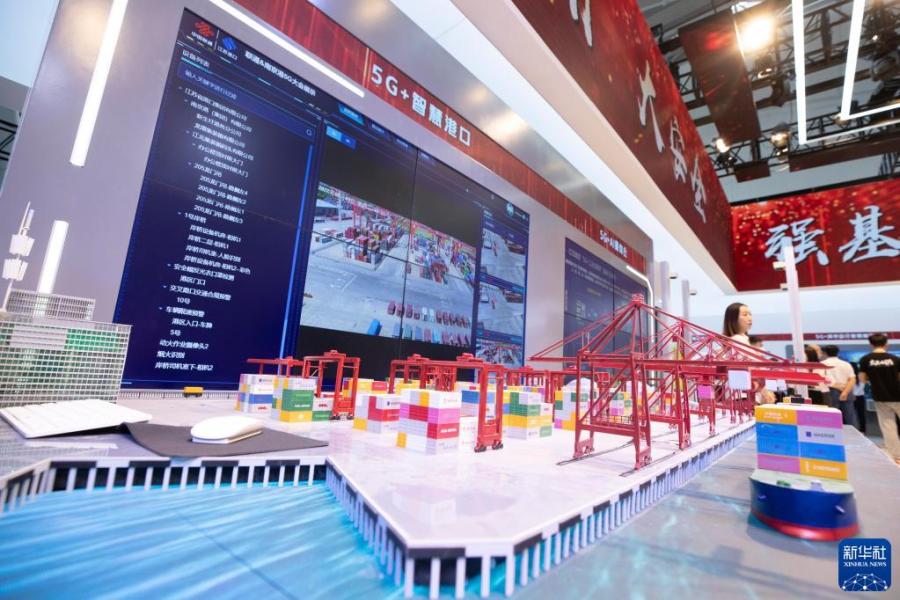8月9日在中国联合网络通信集团有限公司展区拍摄的5G+智慧港口。