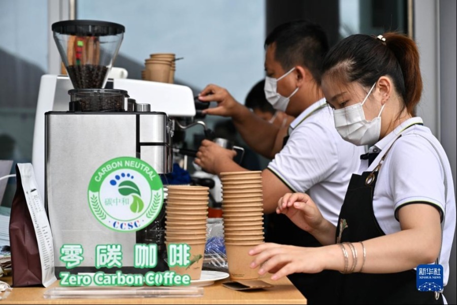 4月20日，工作人员在博鳌亚洲论坛新闻中心制作一款“零碳咖啡”，这款咖啡在生产、加工、包装等环节均实现绿色低碳。