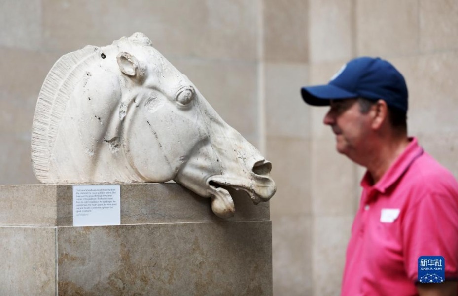 9月7日，一名男子在英国伦敦大英博物馆参观帕特农神庙大理石雕刻。新华社记者 李颖 摄