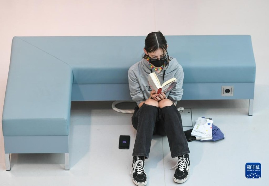 4月19日，一名女子在德国斯图加特市立图书馆内阅读。新华社记者 逯阳 摄