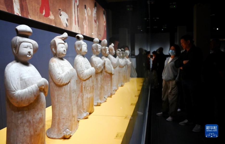 游客在小雁塔下的西安博物院内参观（5月8日摄）。新华社记者 刘潇 摄
