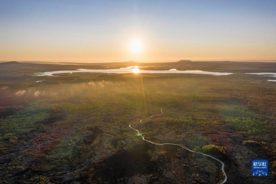日出时分的五大连池世界地质公园景观（8月31日摄，无人机照片）。新华社记者 谢剑飞 摄