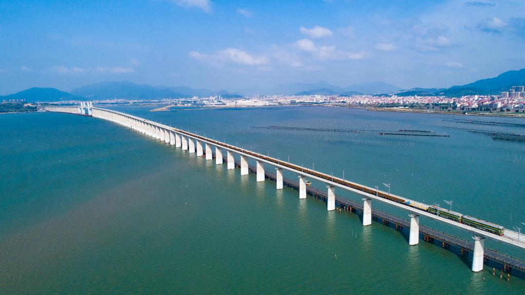 中国首条跨海高铁全线铺轨贯通