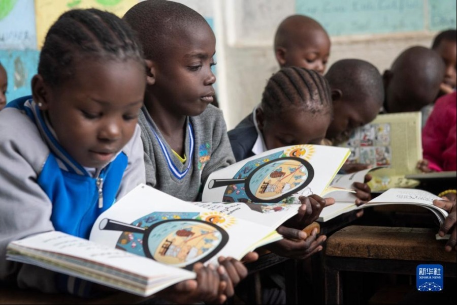 4月19日，在肯尼亚内罗毕马萨雷贫民区的一所小学，孩子们在教室读书。新华社记者 李亚辉 摄