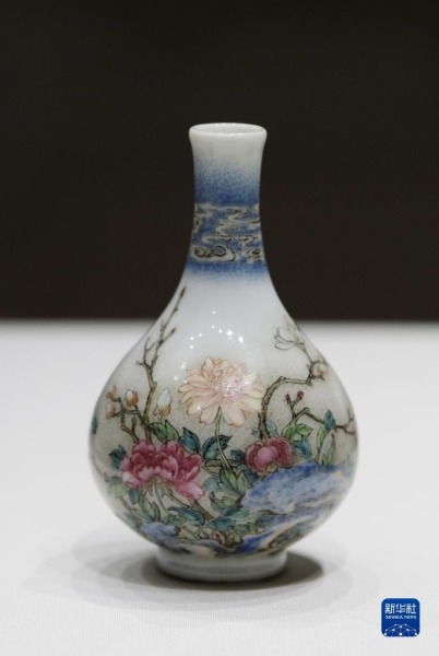 6月28日在香港故宫文化博物馆拍摄的清代珐琅彩花卉图题诗句瓶。新华社记者 王申 摄