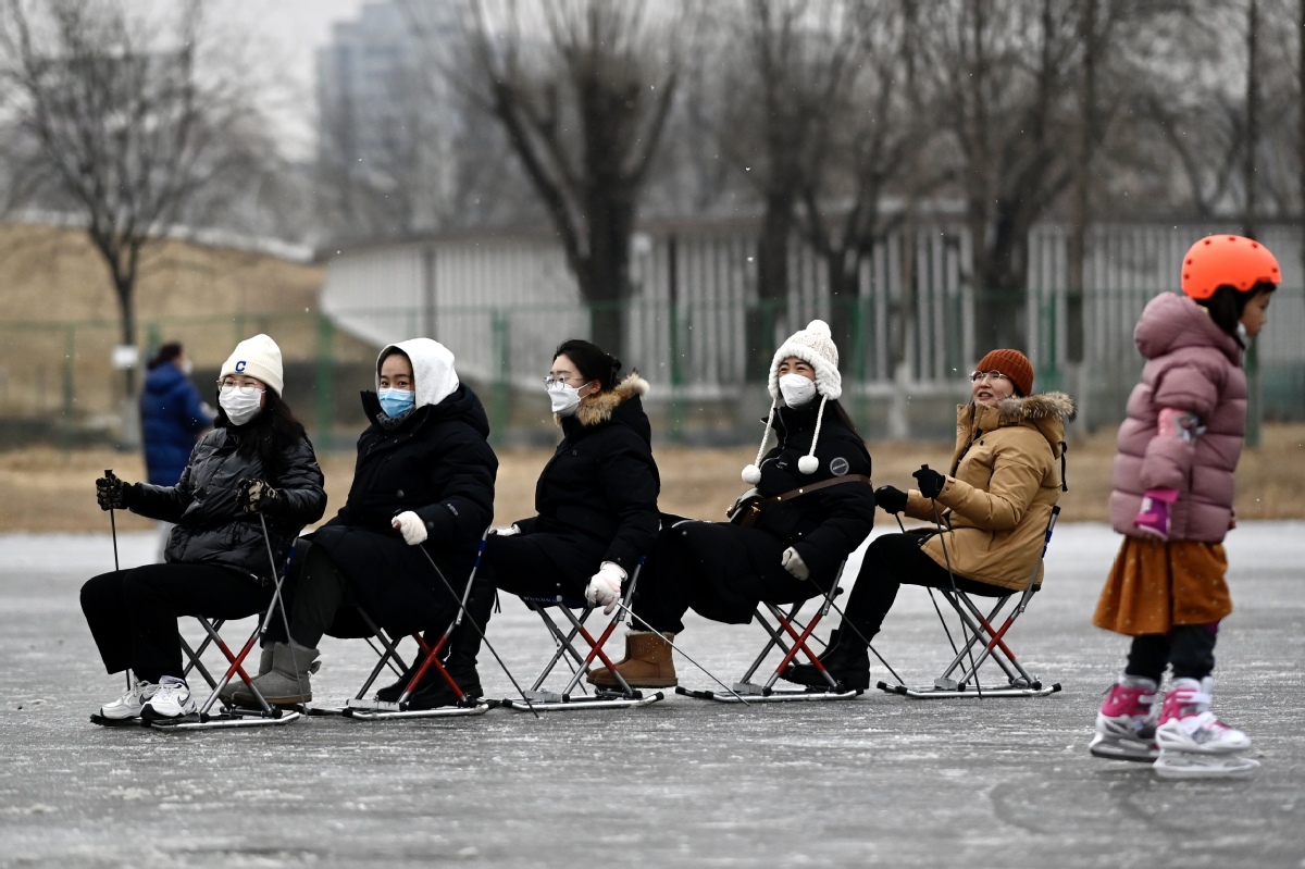 北京迎来今年首场雨雪 市民享受冰雪乐趣