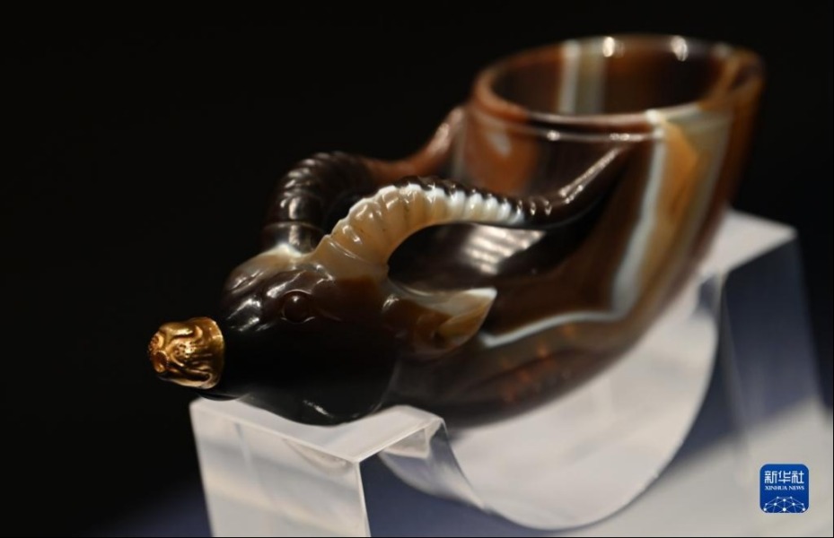 这是在陕西历史博物馆拍摄的镶金兽首玛瑙杯（5月11日摄）。镶金兽首玛瑙杯的造型，与起源于古希腊的酒具“来通”相似，“来通”曾广泛流行于中亚、西亚地区，沿着丝绸之路不断东传进入中国。新华社记者 李一博 摄