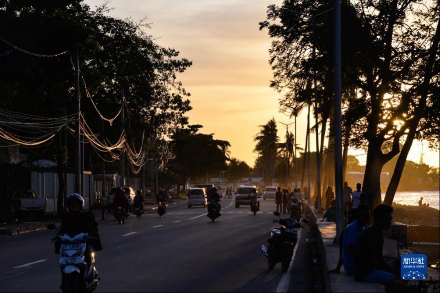 这是6月4日黄昏时分拍摄的东帝汶首都帝力街景。 新华社记者 徐钦 摄