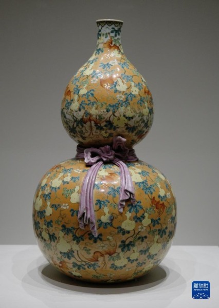 6月28日在香港故宫文化博物馆拍摄的清代粉彩福禄万代纹葫芦瓶。新华社记者 王申 摄