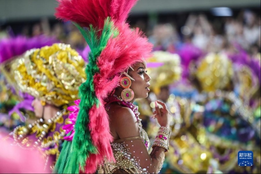 2月25日，在巴西里约热内卢桑巴大道，一名桑巴舞校的演员参加狂欢节游行。新华社记者 王天聪 摄