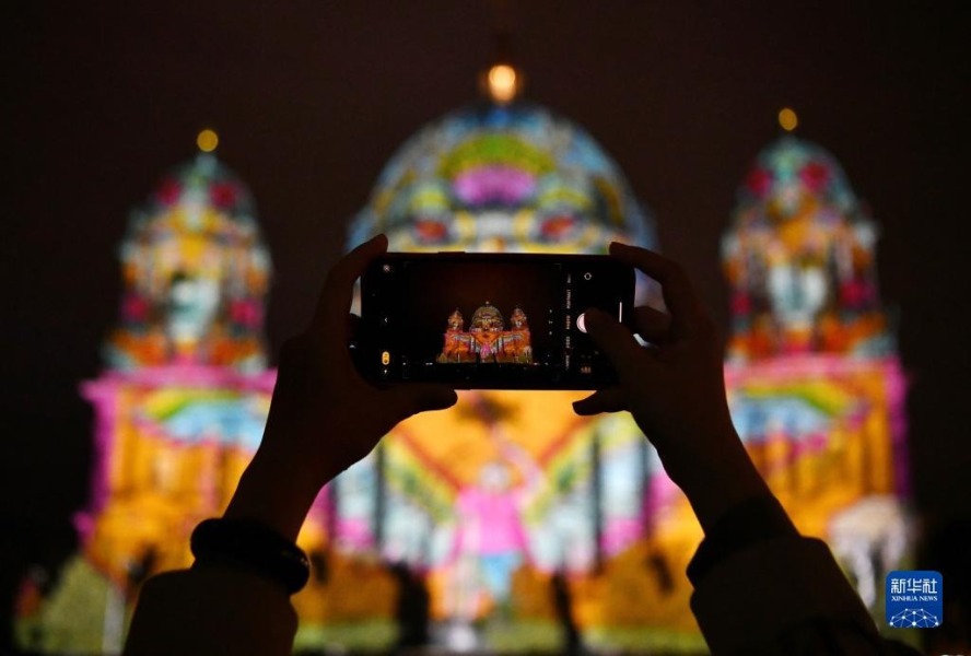 10月6日，在德国柏林，一名游客拍摄被灯光点亮的柏林大教堂。新华社记者 任鹏飞 摄