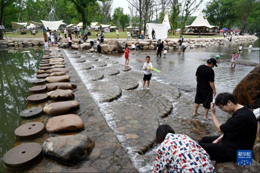 5月3日，游客在浙江省武义县熟溪街道下岭头村的露营基地游玩。新华社发（张建成摄）